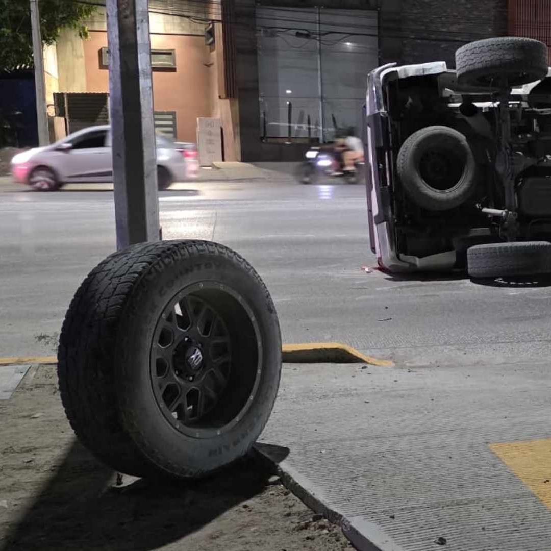 Conductor pierde el control y vuelca en Ciudad Juárez